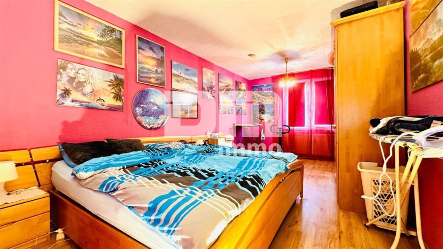 Modernisiertes Mehrfamilienhaus mit 8 Wohneinheiten und 2 Gewerbeflächen - Schlafzimmer WE2